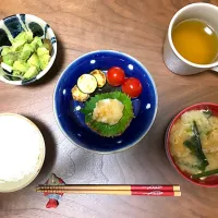 Snapdishの料理写真:○和風ハンバーグ ○アボカド ○ニラと油揚げと卵のお味噌汁 ○ごはん|Rika Suzukiさん