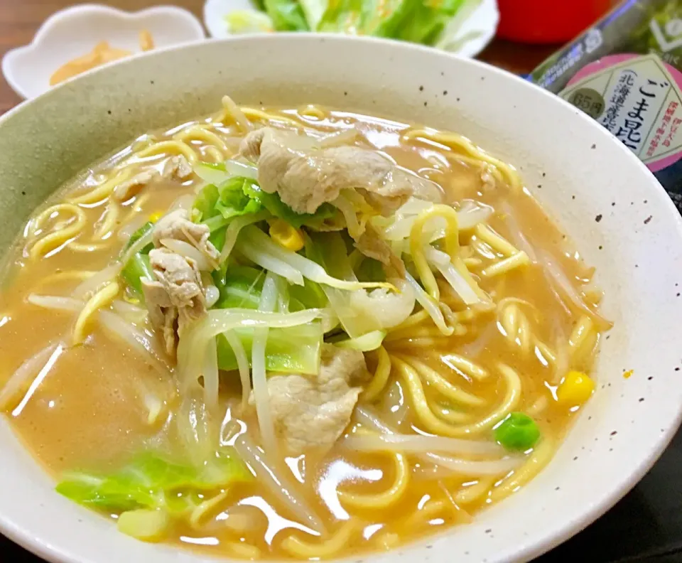 単身赴任の晩ごはん⭐🌙*.｡
野菜とんこつラーメン🍜
昆布のおにぎり🍙
サラダ
大根きんぴら|ぽんたさん