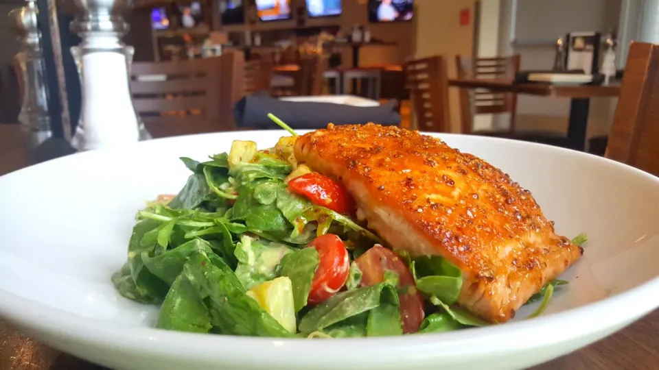 Maple-Bourbon & Mus tard Glazed Salmon:
Over warm potato and spinach salad with grape tomato, egg, avocado, shallot and candied bacon dressing|christopher Morrisさん