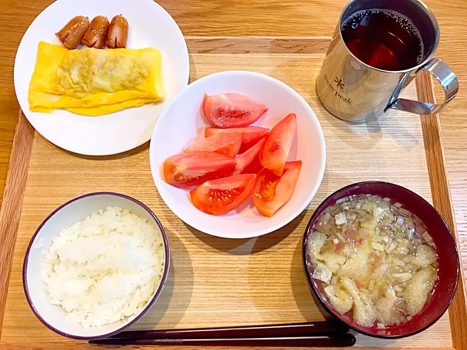 今日の朝飯！

#納豆オムレツ #ウインナー #トマト|茂木 和哉さん