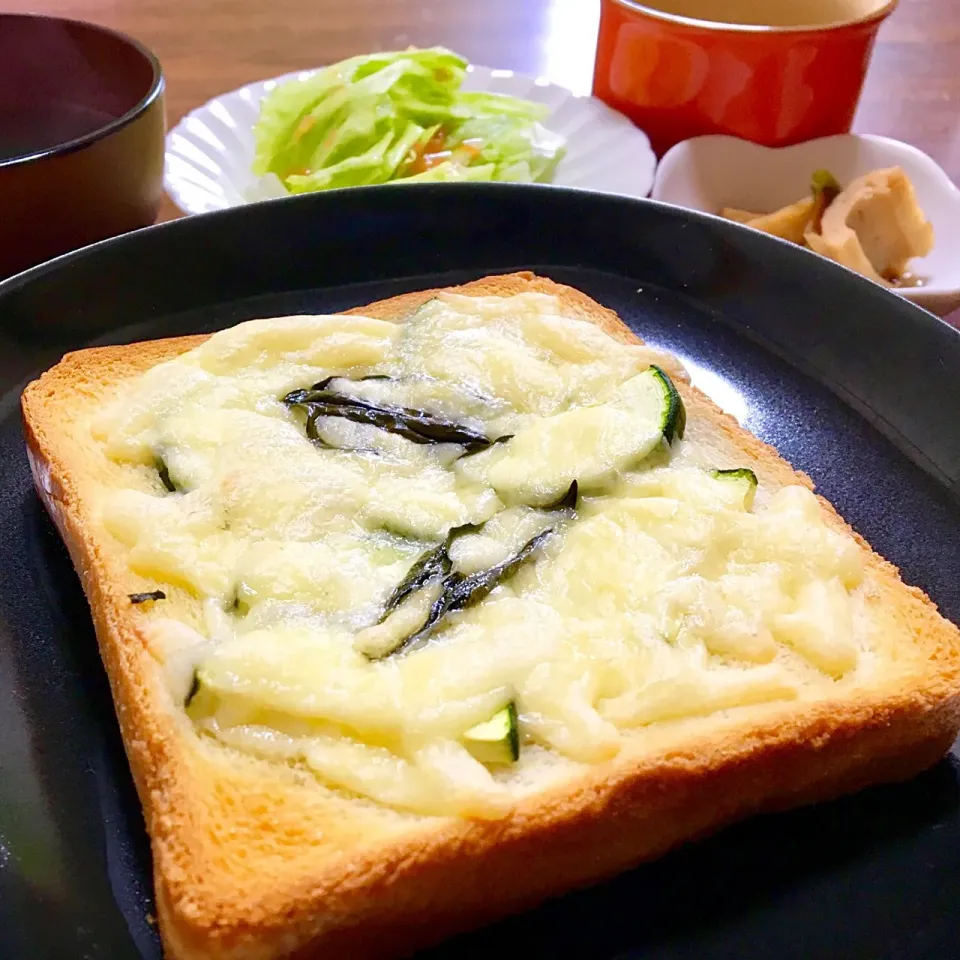 単身赴任の朝ごはん(*Ü*)ﾉ"☀
ズッキーニとバジルのピザトースト🍕🍞
サラダ
タケノコとちくわの煮物
わかめスープ|ぽんたさん