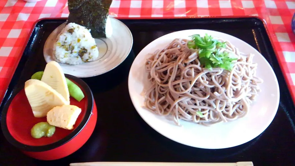 本日の賄い(ざるそばと高菜＆赤牛肉のお握り💖)|かぴかぴさん