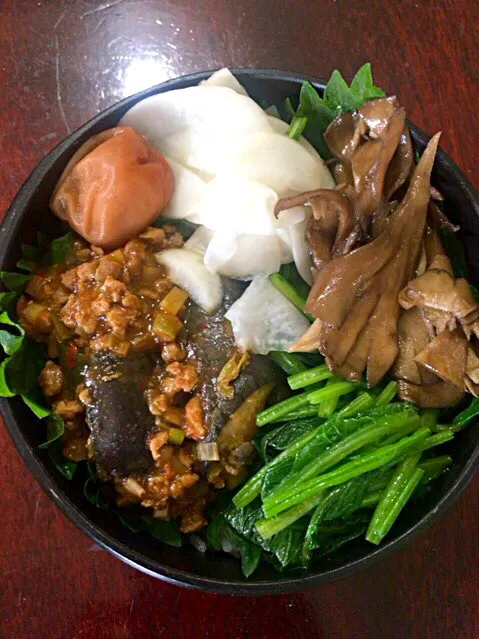 Snapdishの料理写真:麻婆茄子、カブ、舞茸、ほうれん草、梅干#vegetable #vegetarian #vegan #bento #lunch #お弁当|aiさん