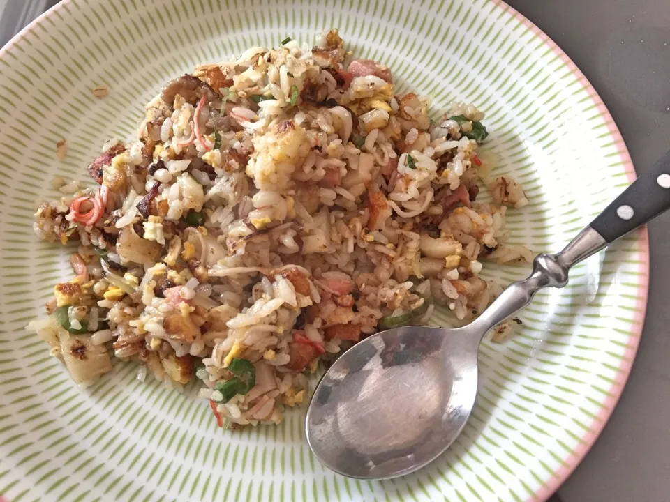 旦那作🍚 冷蔵庫整理 もち麦入チャーハン😋 #炒飯|BUBUさん