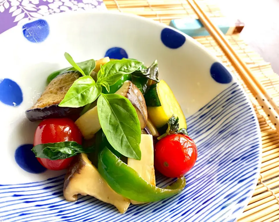 昼ごはん  咲きちゃんさんの彩り野菜でバジル醤油の香りマリネ|砂雪さん