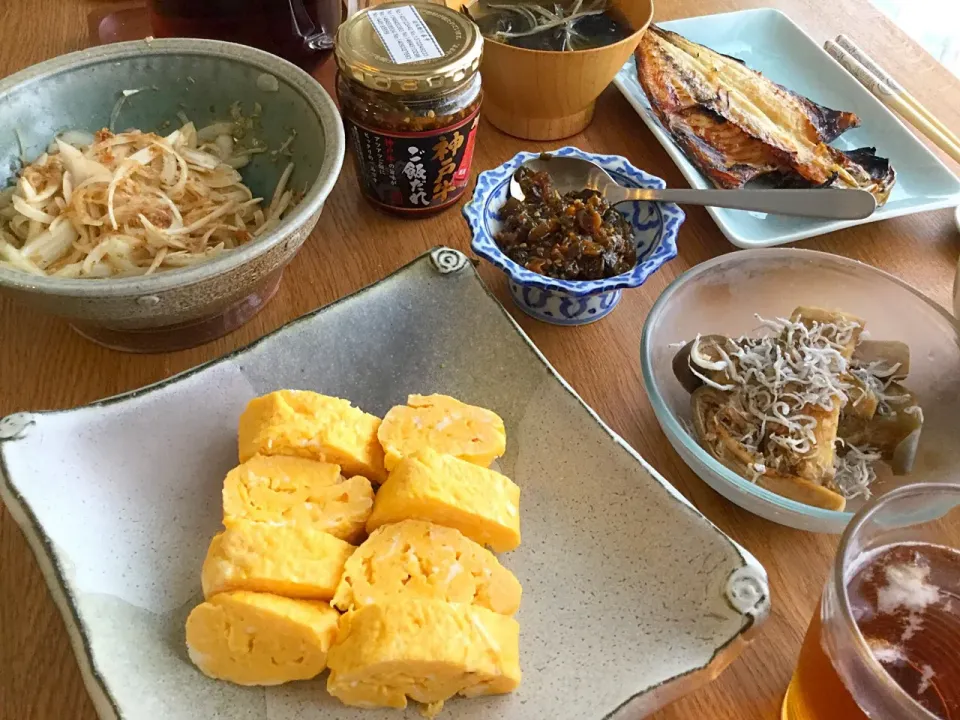 干物、水茄子、卵焼き、オニオンスライス、神戸牛ごはんだれ、味噌汁|kayak-gohanさん