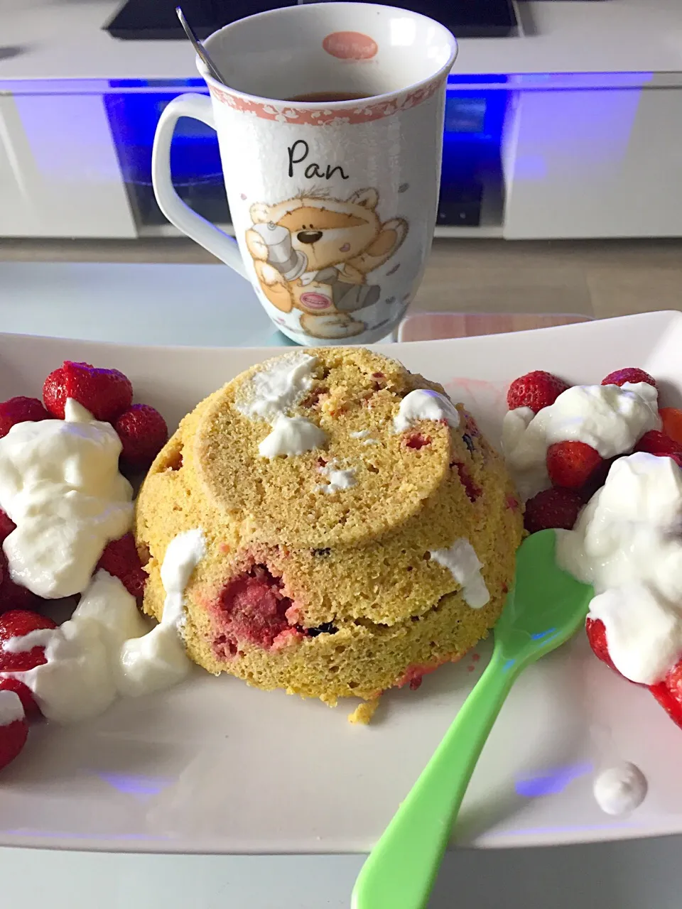 Snapdishの料理写真:Tohle miluju! Nedělní pohankový mugcake s jahodami, rybízem a angreštem #mugcake #strawberries #berries #blackcurrant|LucieFoodさん