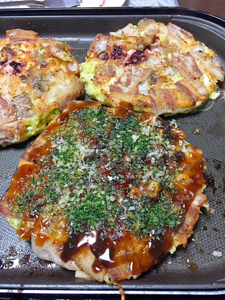 お好み焼き。具は、豚バラ、牛すじ、生蛸、ネギのみじん切り。|りょうさん