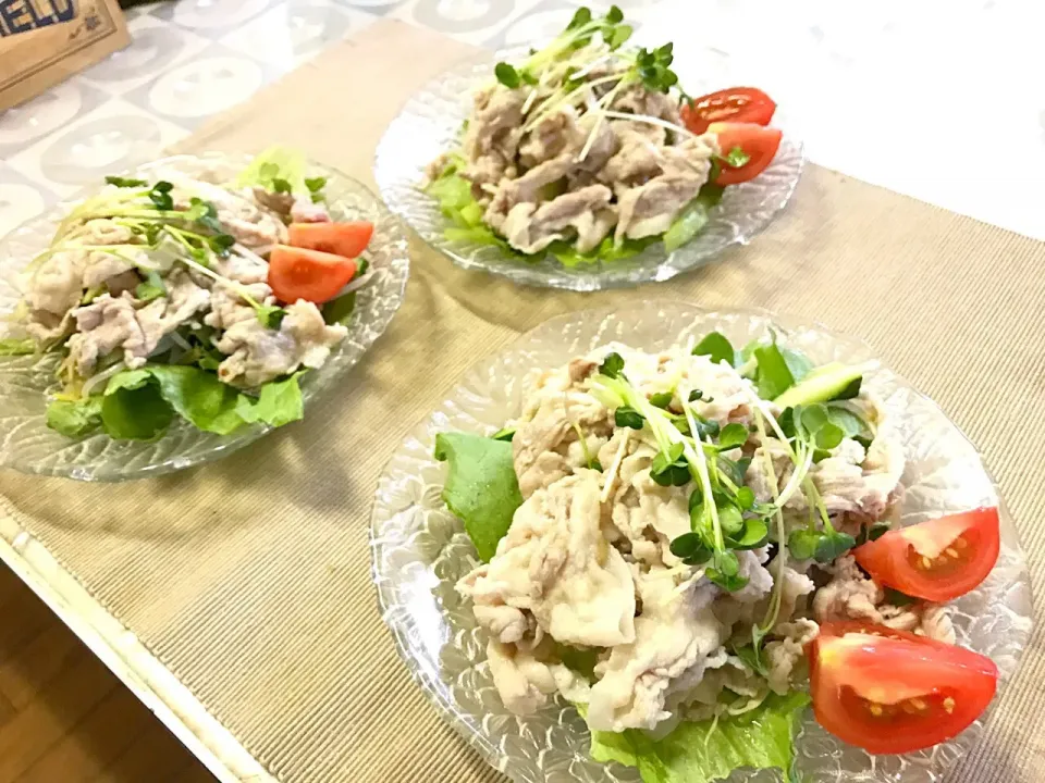 Snapdishの料理写真:こんな暑い日は、冷しゃぶサラダでさっぱり😊#冷しゃぶサラダ|mettiさん