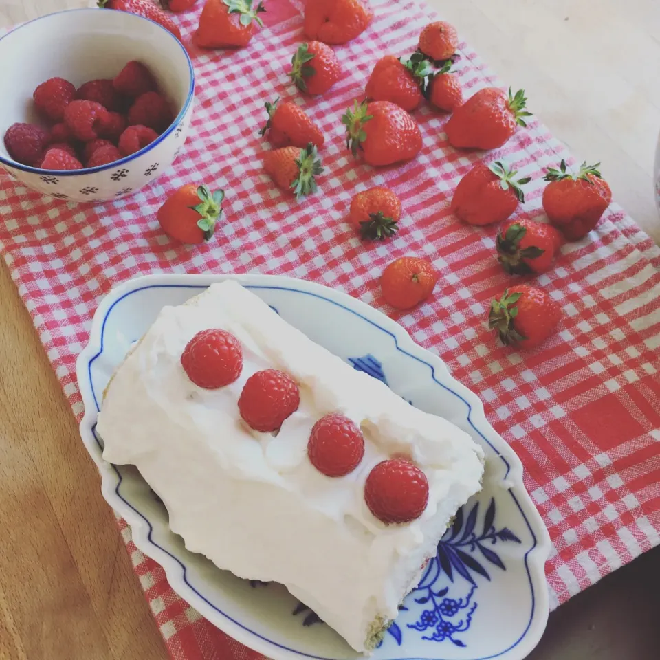 Swiss macha roll with strawberries and chantilly|monica domeniconiさん