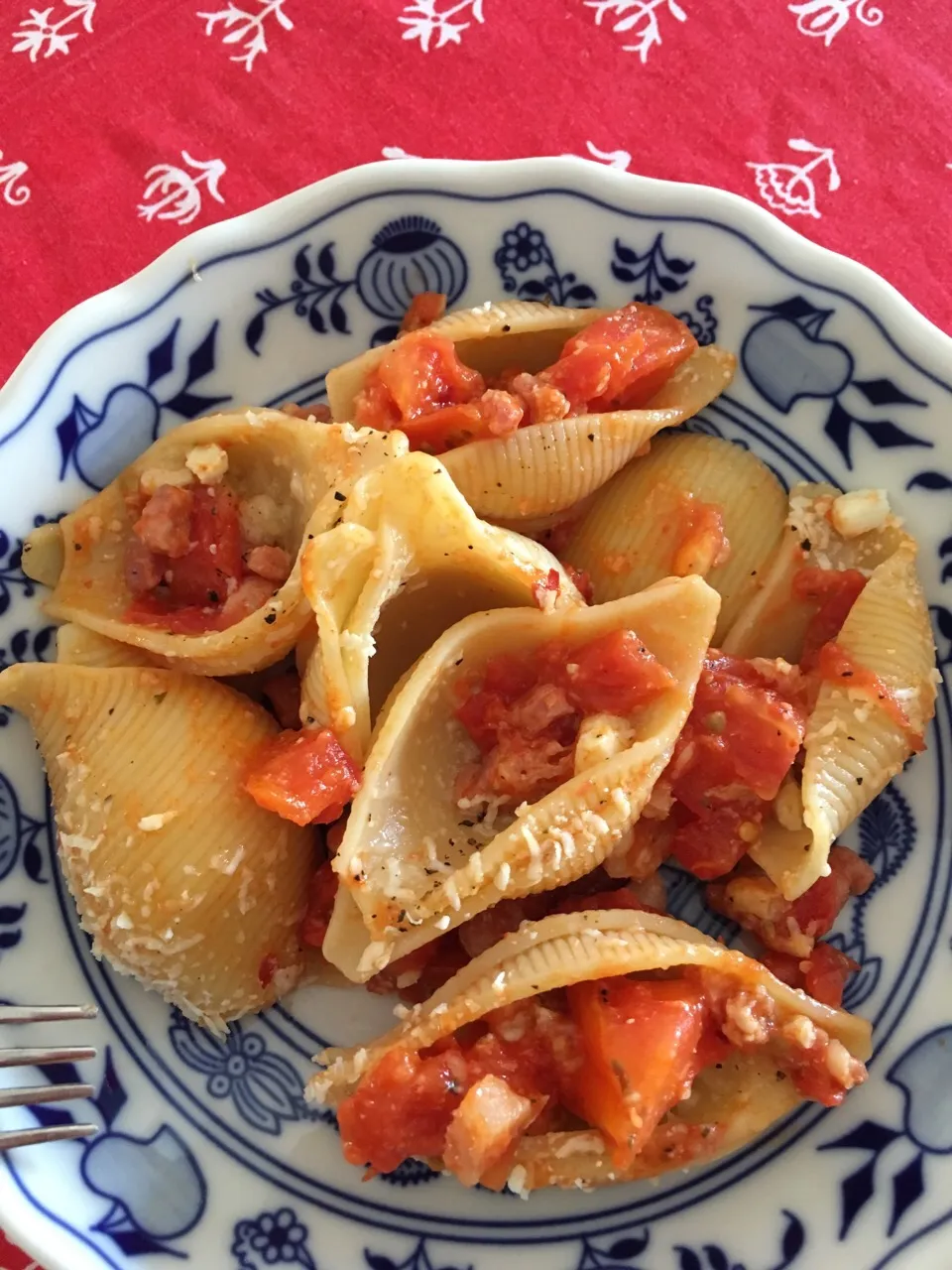 Giant shells with courgettes and cherry tomatoes|monica domeniconiさん