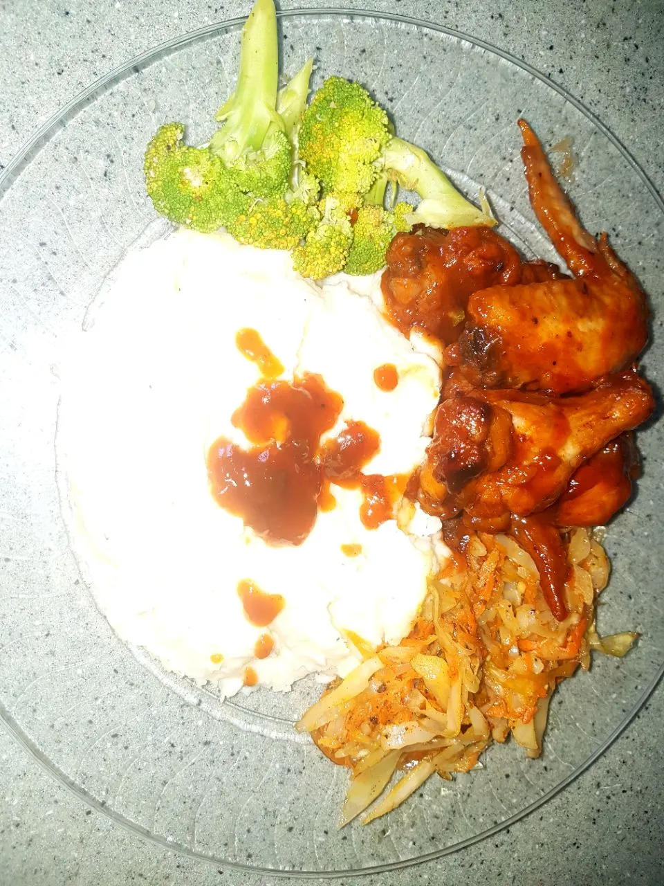 Fried Barbecue Wings Cream Cheese Mashed Potatoes  Sauteed Cabbage and Carrots  with Steamed Broccoli.|Juan Simmsさん