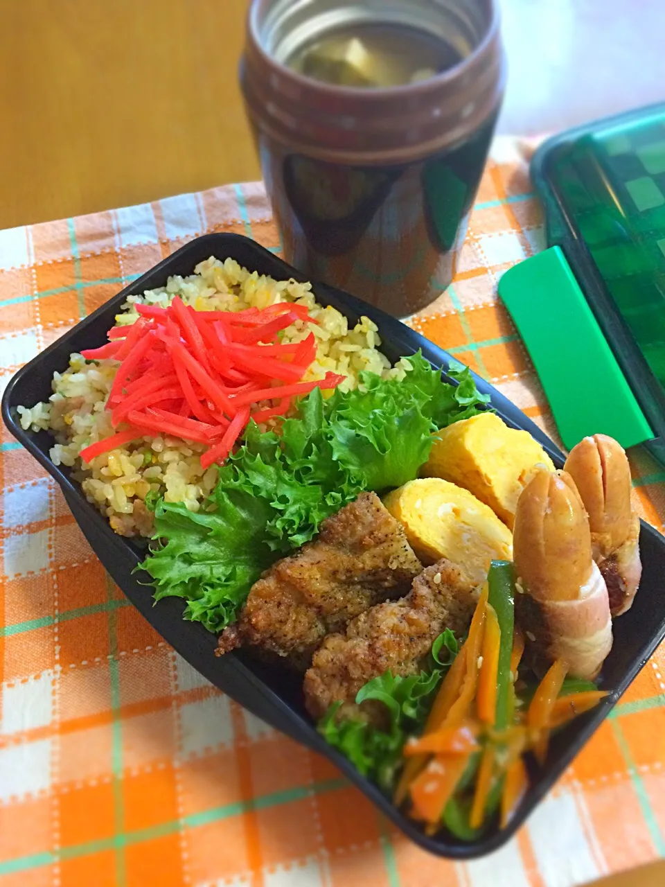 Snapdishの料理写真:旦那ちゃん弁当🎶
炒飯(紅しょうが多め)
セブンのチキン
チーズイン卵焼き
ウインのベーコン巻き
人参ピーマン甘辛炒め
玉ねぎの味噌汁|BooBooさん