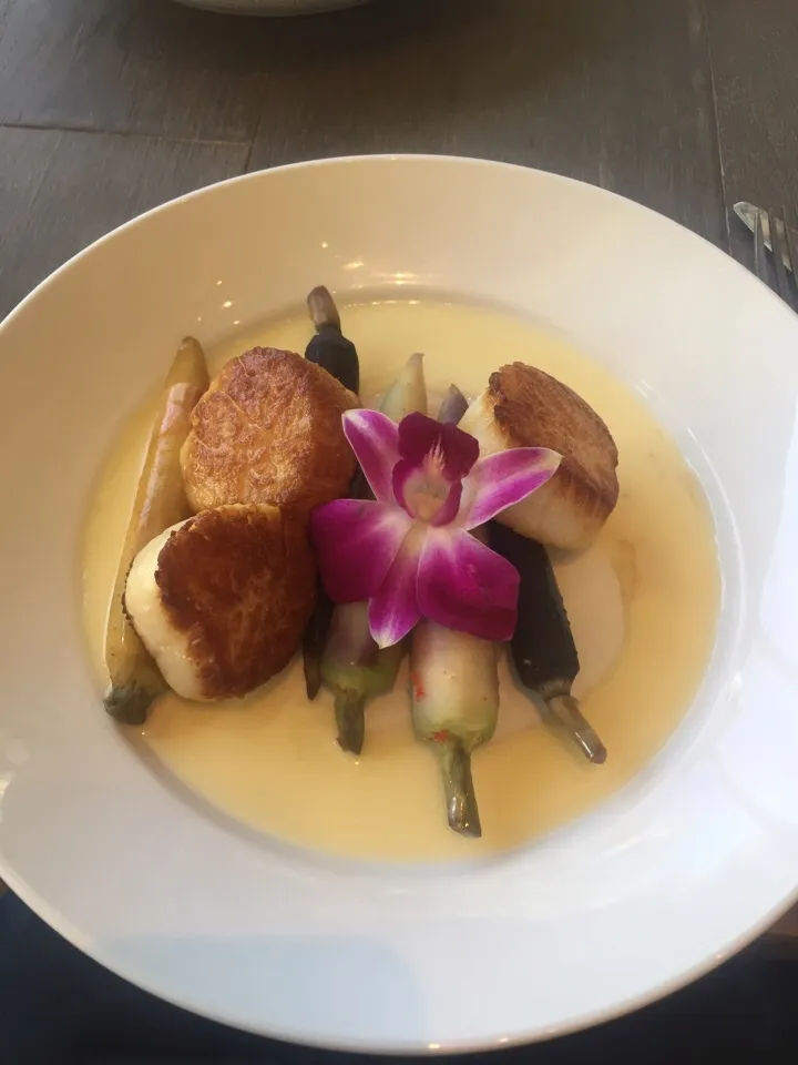 Snapdishの料理写真:seared divers scallops with baby carrots a lemon beurre blanc sauce.|marylouさん