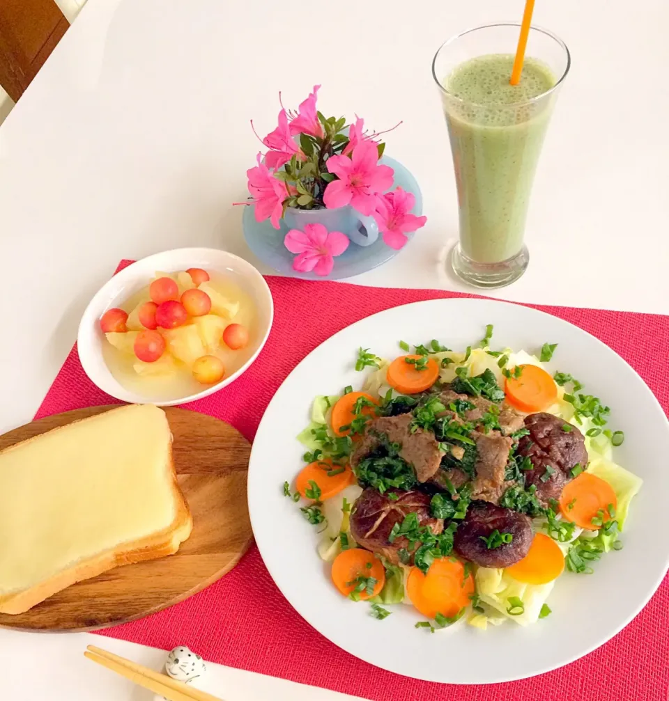 Snapdishの料理写真:朝ごはんは勝負飯( ◠‿◠ )
焼き肉サラダ🥗温野菜にジンギスカン😋ミルククリームトースト🍞蜂蜜酢漬けグレープフルーツに🍒いつもの甘酒スムージーGOODだね〜〜( ◠‿◠ )|はみちゃんさん