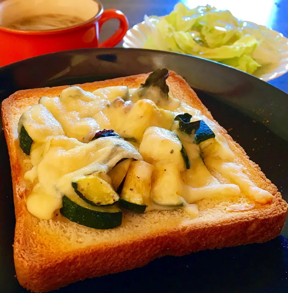 単身赴任の朝ごはん(*Ü*)ﾉ"☀
ズッキーニとバジルのピザトースト🍕🍞
野菜スープ
サラダ|ぽんたさん