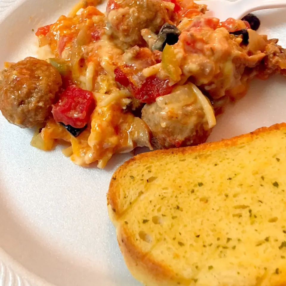 baked spaghetti and meatballs w/ garlic bread|christl babcockさん