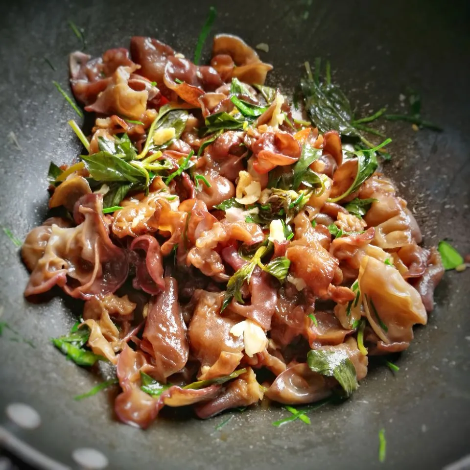 black mushroom with kiffer lime leaves and basil #eatinthai|Eat in Thaiさん