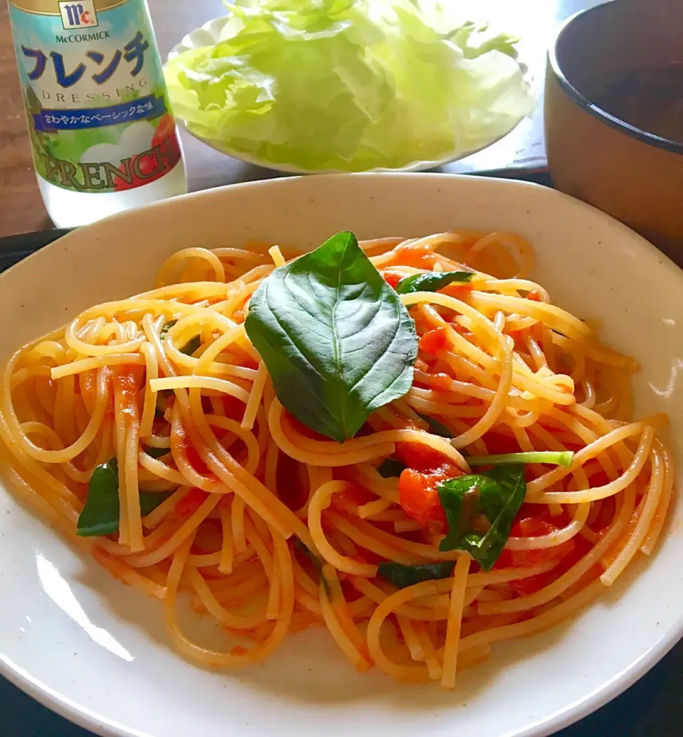 単身赴任の昼ごはん٩(◜ᴗ◝ )۶☀️       スパゲティ・ポモドーロ🍅           野菜スープ                                     サラダwithマコーミック・フレンチ #ユウキ食品 #マコーミック|ぽんたさん