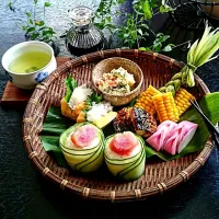 きゅうり巻き明太子おにぎり🍙とおろしサンドのだし巻き玉子のかご膳🎶