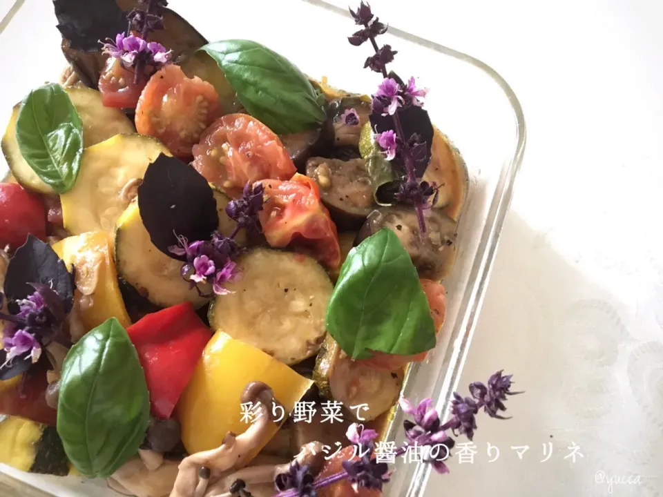 咲きちゃんさんの料理 彩り野菜でバジル醤油の香りマリネ
で、野菜もりもり😋|yucca@さん