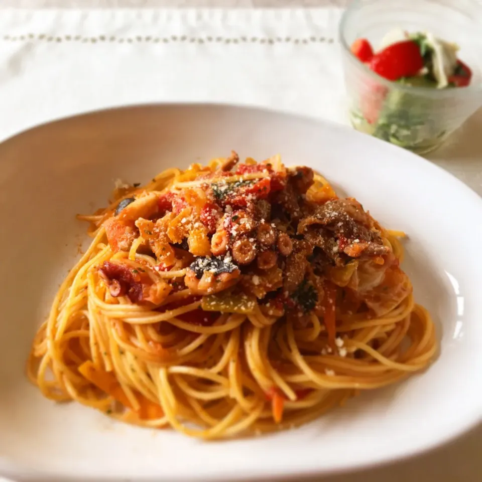 作り置きの🍅トマトソースにオリーブオイルとニンニクで炒めた蛸🐙の🍝パスタ。|とばっちさん