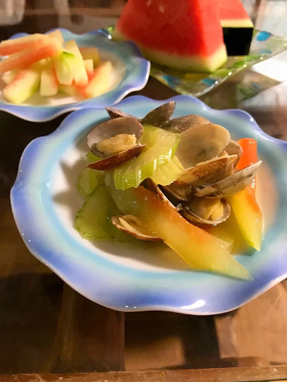 スイカ🍉の皮で∠( 'ω')／
スイカの🍉皮とセロリとあさりの出汁煮餡、胡麻油と生姜の風味がきいてます。
スイカの🍉皮の浅漬け。|Kumi_loveさん