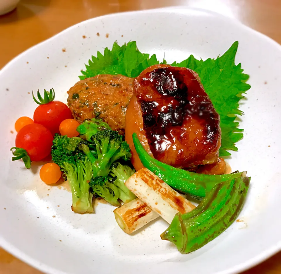 Snapdishの料理写真:知床鶏の照り焼き＆青紫蘇つくね…添え物の青じそ、プチトマト、マイクロトマト、オクラはベランダ栽培です🌱|Tomiko Muramatsuさん