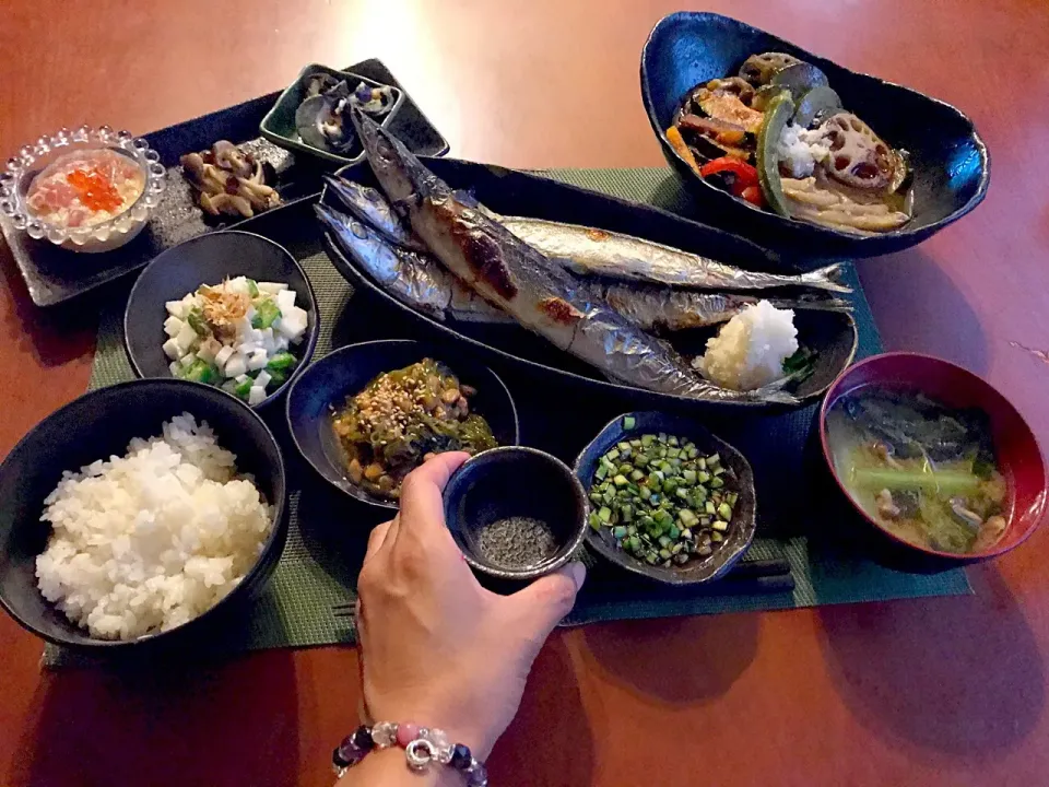 Today's Dinner🍴前菜･お野菜の揚げ浸し・秋刀魚の塩焼き･ｵｸﾗ長芋･めかぶ納豆・白飯･小松菜とわかめのお味噌汁|🌈Ami🍻さん