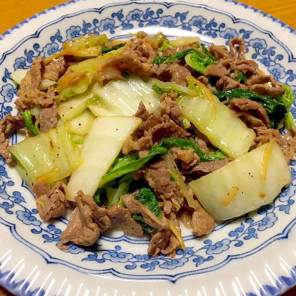 白菜と牛肉の黒こしょう炒め
(香りがいい黒こしょうには、発汗作用も)|yumyum😋さん