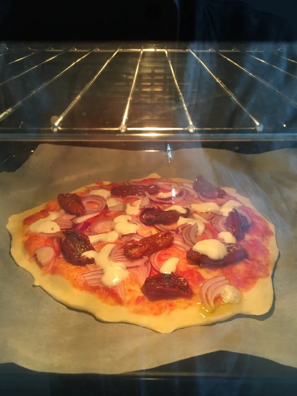 Snapdishの料理写真:Pizza (mozzarella cheese, red onion, sun dried tomatoes) #hunbandsinthekitchen|monica domeniconiさん