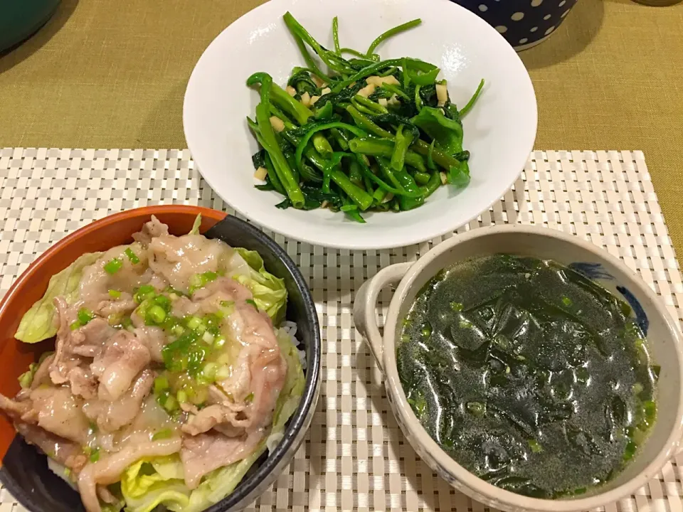 Snapdishの料理写真:塩豚丼、空芯菜のにんにく炒め、ワカメスープ|amiさん