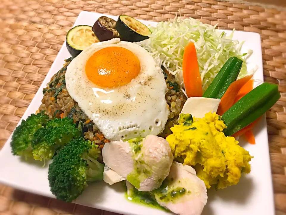 目玉焼き乗せ焼きカレー飯✨浅漬けとかぼちゃとクリームチーズごまごまサラダ。|ゆっちこさん