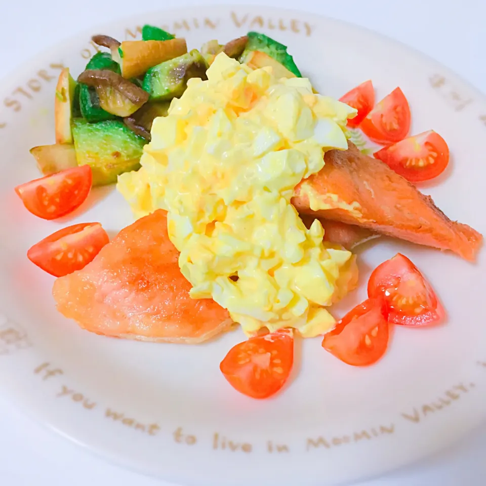 Grilled salmon with egg based sauce & stir fried eringi mash room and avocado|Yukiさん