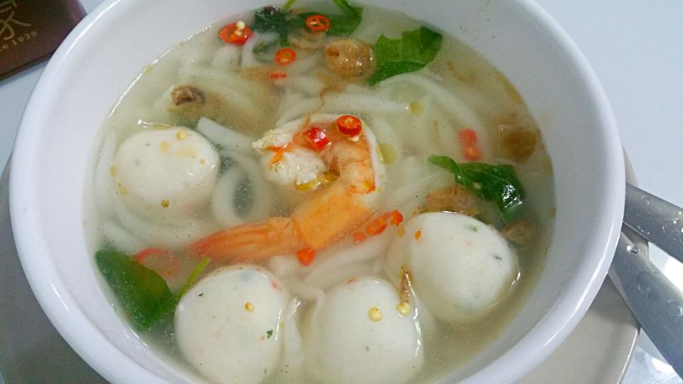 Fishball noodles with spinach & fresh prawn 
boiled with ikan bilis soup base