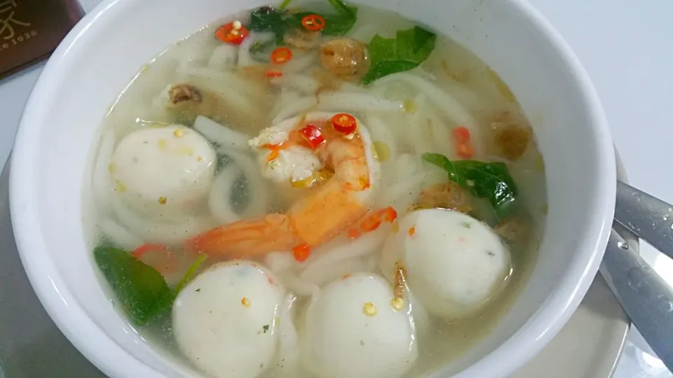 Fishball noodles with spinach & fresh prawn 
boiled with ikan bilis soup base|🌷lynnlicious🌷さん