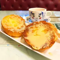 Snapdishの料理写真:Crispy bun with condensed milk, Hong Kong milk tea|Amanda Hwangさん