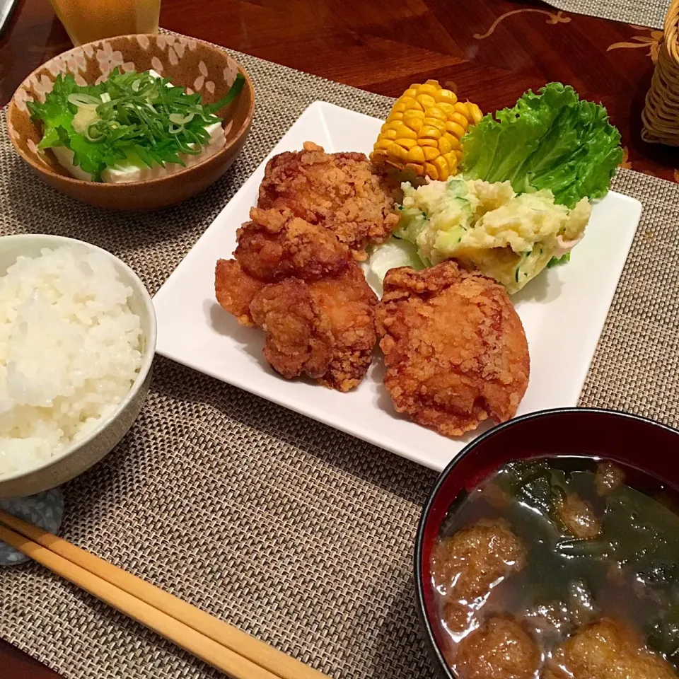 今日の晩御飯(๑´ڡ`๑) 鶏の唐揚げ、ポテサラ、焼きもろこし、冷奴、豆腐とおあげの味噌汁、ご飯|mayumiさん