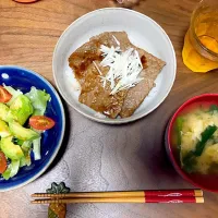 ○焼肉丼 ○サラダ ○ニラと卵のお味噌汁|Rika Suzukiさん