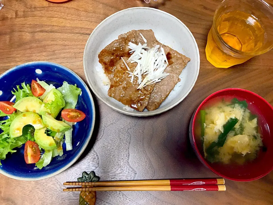 Snapdishの料理写真:○焼肉丼 ○サラダ ○ニラと卵のお味噌汁|Rika Suzukiさん