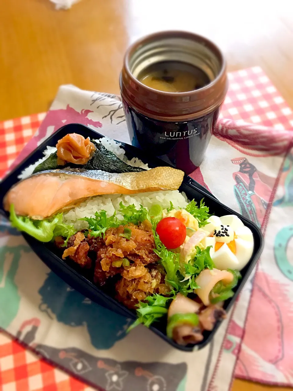 Snapdishの料理写真:旦那ちゃん弁当🎶
焼き鮭
おろし中華ふう唐揚げ
ポテサラ
イカのバター焼き
ゆで卵
味噌汁|BooBooさん