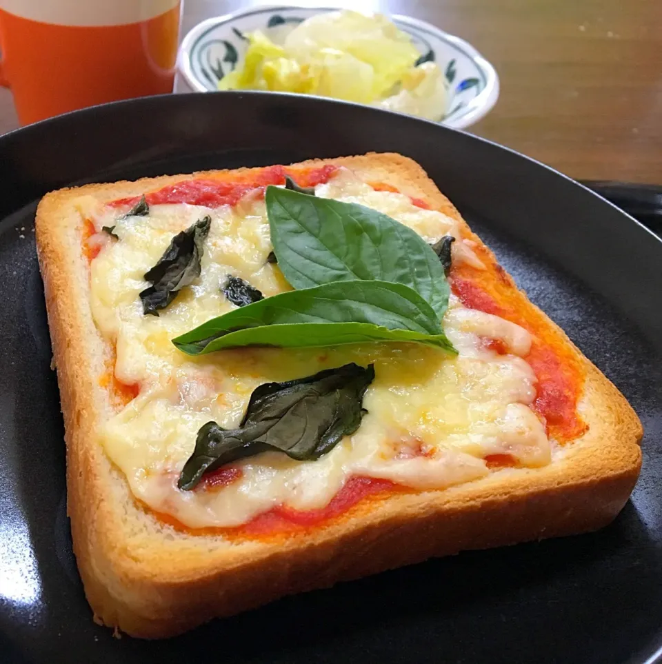 単身赴任の朝ごはん(*Ü*)ﾉ"☀
ピザトースト・マルゲリータ🍕🍞
サラダ
コーヒー|ぽんたさん