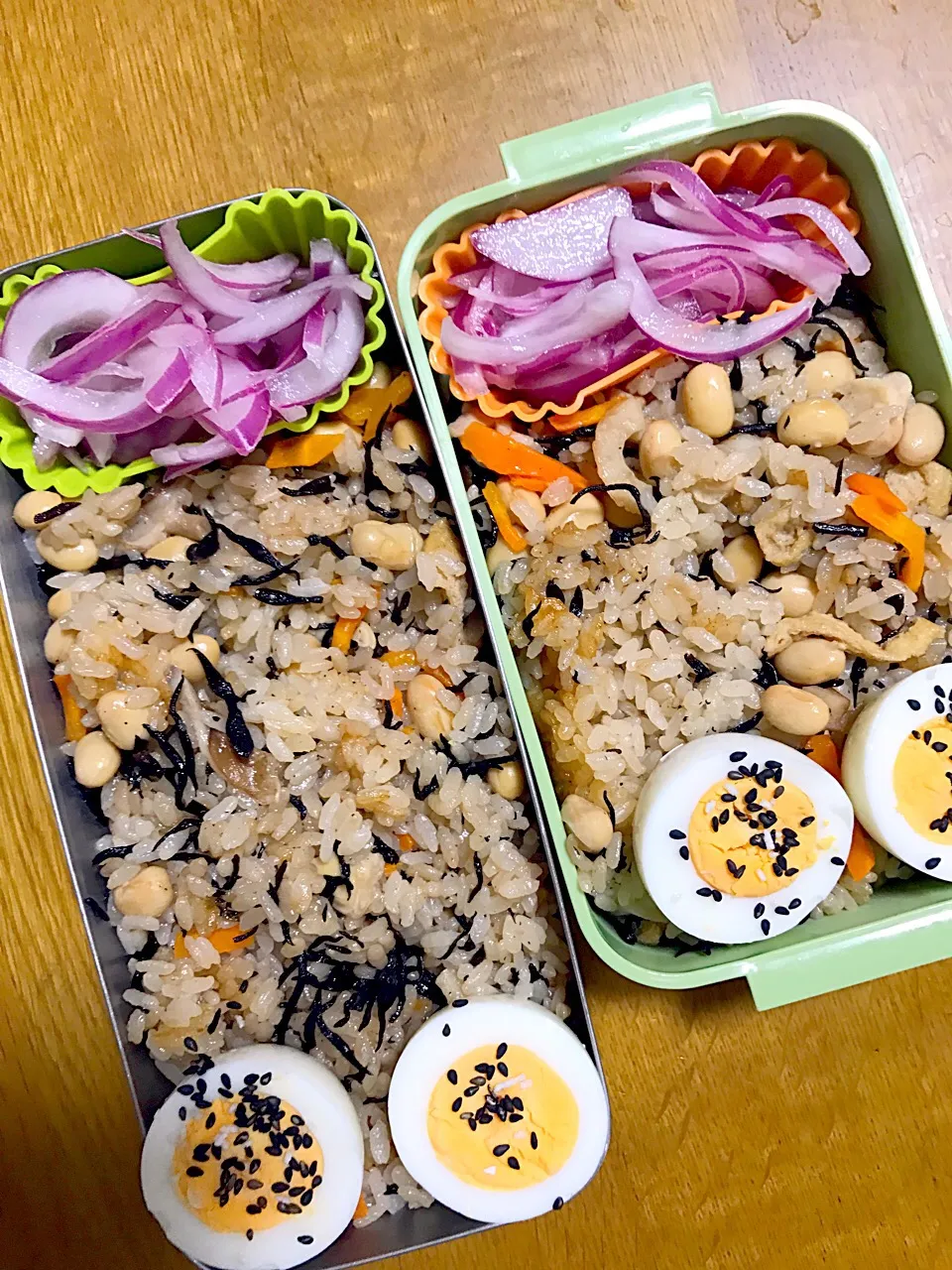 ひじきと大豆の炊き込みご飯弁当。パパママ仕事弁。|めぐりんさん