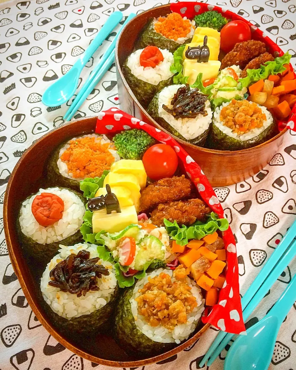 Snapdishの料理写真:双子息子用おにぎり🍙弁当。|ゆりねかふぇさん