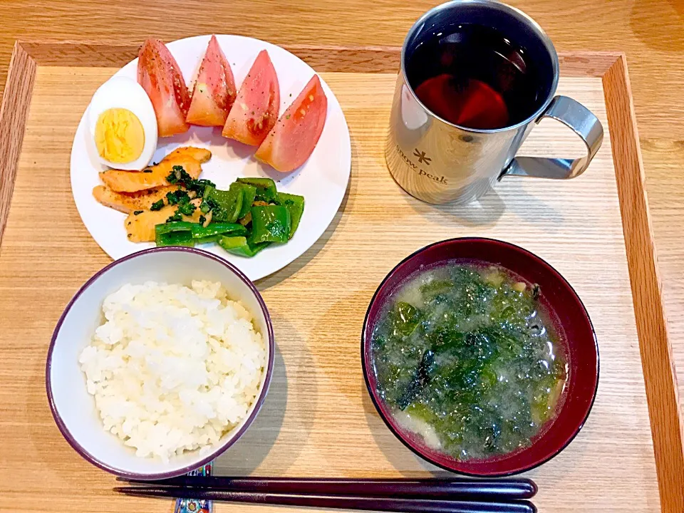 今日の朝飯！

#鮭とピーマンのバター焼き #ゆで卵 #トマト|茂木 和哉さん