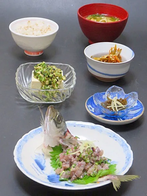 今晩は、鯵のなめろう、もずく酢 針生姜、だし掛け豆腐、きんぴら 牛蒡 人参 胡麻、
青さの味噌汁、そば米ご飯

鱧の季節ですが、鯵も旬。今日はたたきで頂きました。

鯵はグルタミン酸やイノシン酸などのアミノ酸が豊富に含まれ、うまみ成分が強い魚です。
江戸時代の新井白石は「鯵は味なり、その味の美を言うなり」と称え、味が良|akazawa3さん