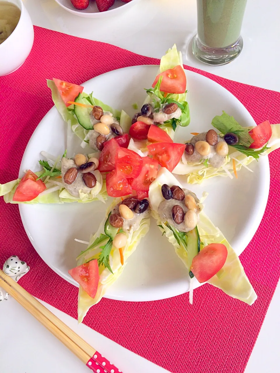 Snapdishの料理写真:サラダ🥗大豆でフムス旨旨〜( ◠‿◠ )
フムスには、大豆水煮、甘酒、ガーリック、マスタード、マヨネーズ、絞りレモン、蜂蜜、黒すりごま、オリーブオイルをミキサーで😋これはGOOD👍|はみちゃんさん