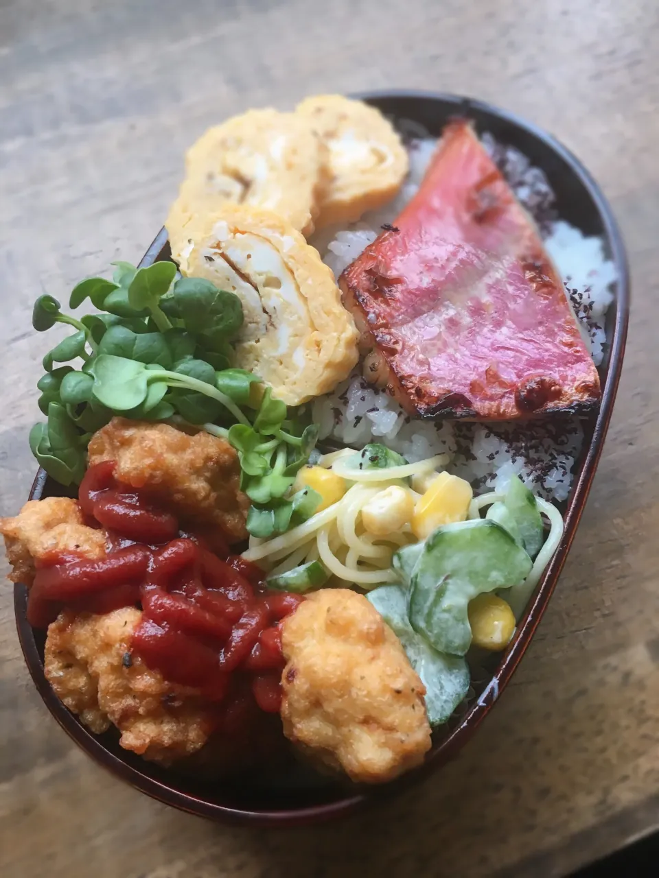 今日のお弁当
・自家製ナゲット
・パスタサラダ
・だし巻き卵
・焼き金目鯛|akiさん