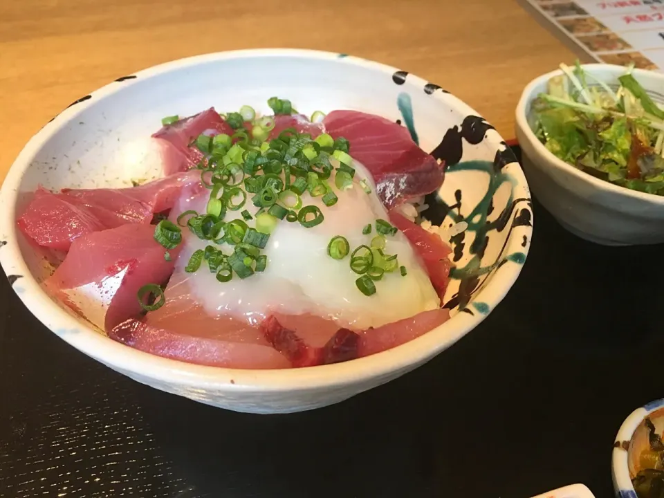 Snapdishの料理写真:天然ぶりねぎ玉丼定食|hirotomoさん