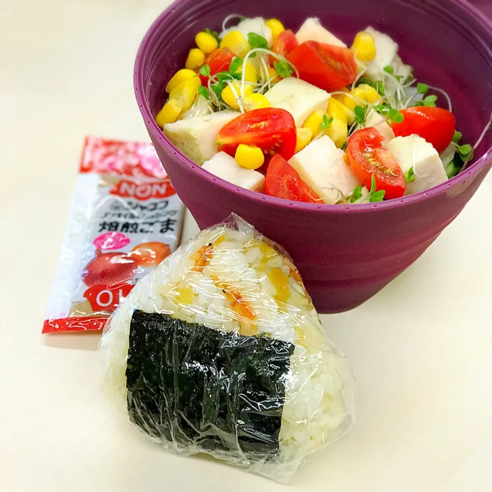 🥗サラダチキンとコーンのサラダ🍙桜海老と揚げ玉の天むす風おにぎり|恭子さん